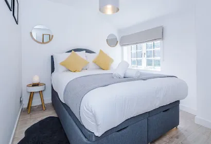 Chester Stylish Home with Canal Views