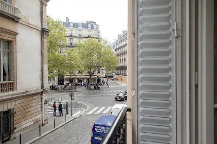 LUXE!!LOCATED NEAR MANY PARISIAN RESTAURANTS, CHIC CAFES WITH BEAUTIFUL TERRACES