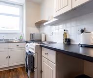 Bright, Spacious West-End Flat, Near University