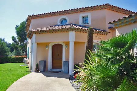 Luxury Modern Villa With Jaw Dropping Views in the Heart of the Riviera