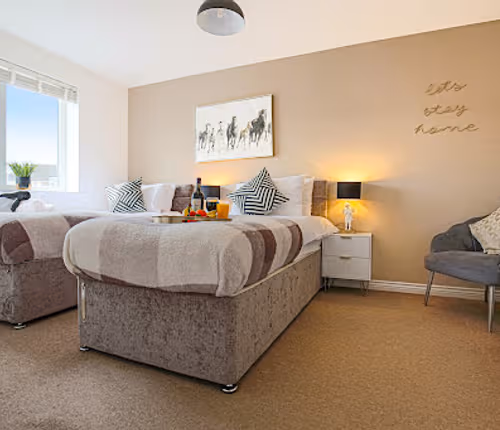 Luxury 4 Bedroom House - Sleeps 9 - Free Parking, Fast Wifi, SmartTV with Netflix by Yoko Property