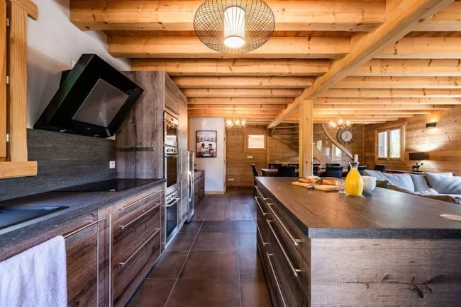 CHARMING CHALET WITH HOT TUB IN MORZINE