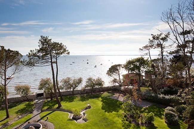 A Premier Villa Tucked in a Serene Cove of Bordeaux