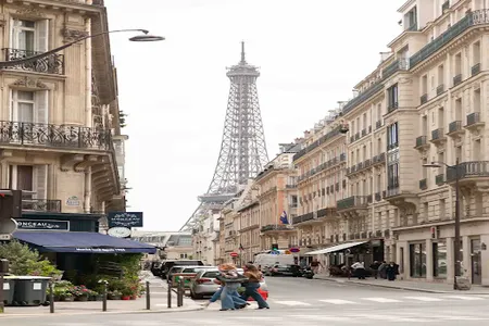 LUXE!!LOCATED NEAR MANY PARISIAN RESTAURANTS, CHIC CAFES WITH BEAUTIFUL TERRACES