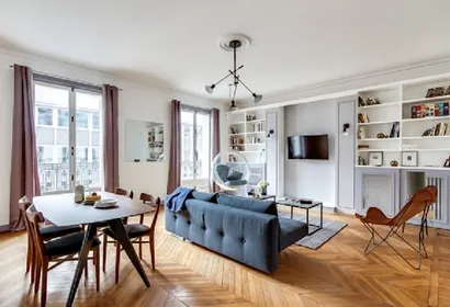 200m2 on rue de Ponthieu, next to Place de la Concorde & river Seine, Champs Elysees