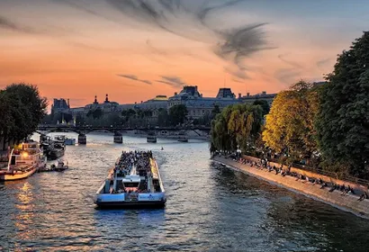 COSY WARMTH & A GLIMPSE OF HISTORY IN A ECLECTIC NEIGHBOURHOOD