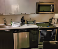 Fully equipped kitchen in 1 bed at </div>Furnished one bedroom with city views