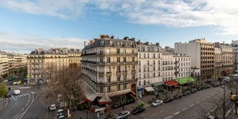ADORABLE STUDIO WITH SEAMLESS VIEW OF PARIS