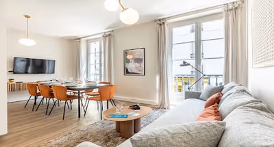 ON BANKS OF SEINE AND MINUTES TO PALAIS ROYAL