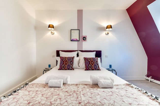 IN THE POSH HEART OF PARIS 130M2 CHAMPS ELYSEES