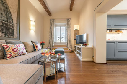 TOP FLOOR STUNNING APARTMENT ON THE BANKS OF ARNO