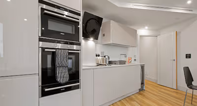 Fully equipped kitchen in 1 bed at Aldgate Apartment by MySquare