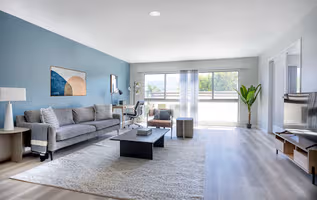 N Crescent Dr Apartment