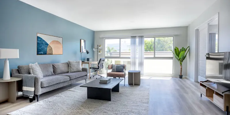 N Crescent Dr Apartment