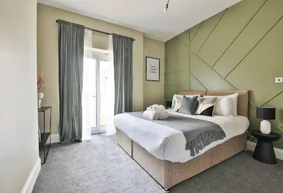 Stunning 2 Bedroom Apartment Close to City Centre & Bay