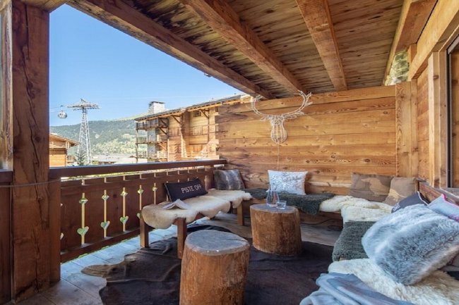 A SUN LIT CHALET APARTMENT IN THE SKI RESORT OF VERBIER