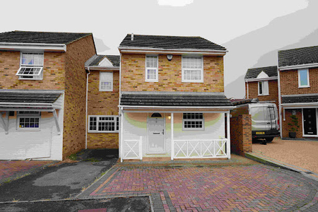 Exterior of Large 5 Bed Detached House with Parking