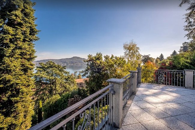 ALL-ENCOMPASSING LUXURY 600M2 VILLA WITH MAGICAL EXQUISITE VIEWS OF LAKEMAGGIORE