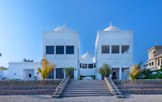 Glamorous 6 Bed Villa with Private Pool & Beach