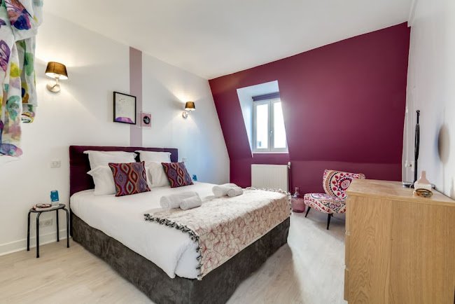 IN THE POSH HEART OF PARIS 130M2 CHAMPS ELYSEES