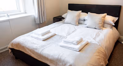 Bright, Spacious West-End Flat, Near University