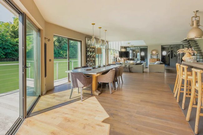 A GRAND LUXURY IN NEUILLY ON THE BACKDROP OF RIVERSIDE GREENRYOF ILE DE PUTEAUX