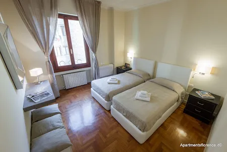 JUST OFF PONTE VECCHIO A PIAZZA SIGNORIA LUXURY SUITE