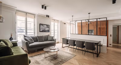 THE LUXURY OF LOUVRE ACROSS THE TUILERIES