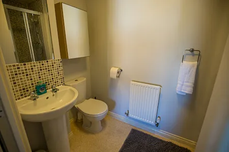 Cosy 3 Bedroom 3 Bathroom House with Free Parking, Garden and Smart TV with Netflix by Yoko Property