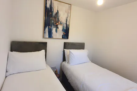 Modern Spacious 4 Bedroom House with Garden & Parking