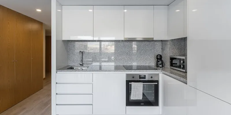 Sleek Monochromatic Apt in Bonfim