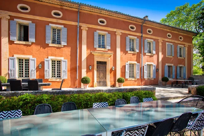 Luxurious Villa Perched at the foot of Grand Luberon