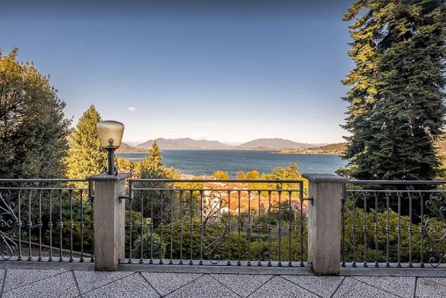 ALL-ENCOMPASSING LUXURY 600M2 VILLA WITH MAGICAL EXQUISITE VIEWS OF LAKEMAGGIORE