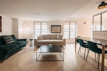 EXPERIENCE UBER LIVING ACROSS TUILERIES