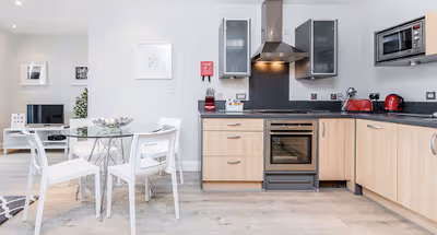 Thames Edge Apartment near LHR Airport - Staines