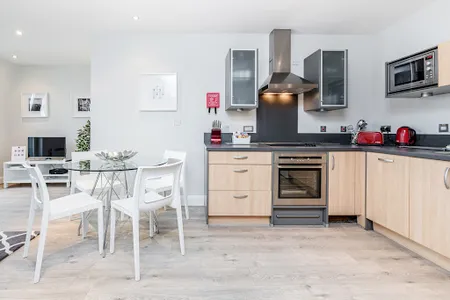 Thames Edge Apartment near LHR Airport - Staines
