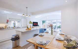 4 Bedroom House - Sleeps 8 - Close to City Centre with Free Parking, Fast Wifi and Smart TV with Virgin TV and Netflix