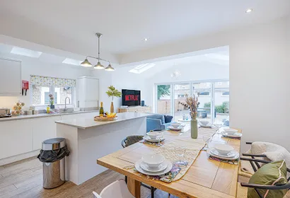 4 Bedroom House - Sleeps 8 - Close to City Centre with Free Parking, Fast Wifi and Smart TV with Virgin TV and Netflix