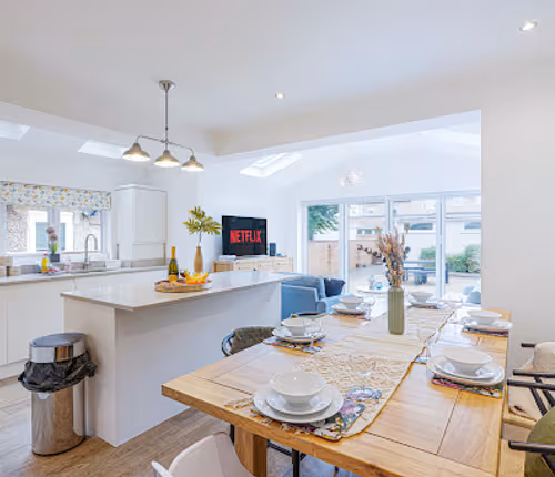 4 Bedroom House - Sleeps 8 - Close to City Centre with Free Parking, Fast Wifi and Smart TV with Virgin TV and Netflix