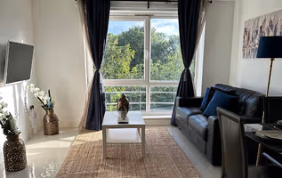 Clarendon Luxury Apartment