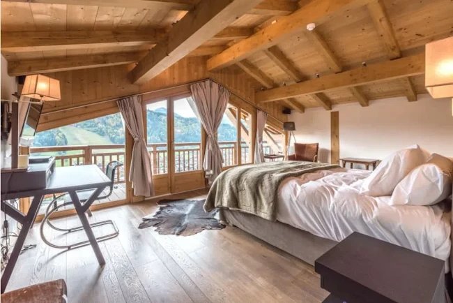 OVERLOOKING THE RELENTLESSLY BREATHTAKING VIEW-LUXURY CHALET IN MORZINE