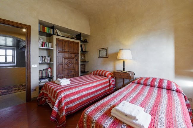 CLASSIC TUSCAN VILLA WITH SWIMMING POOL AND GARDEN