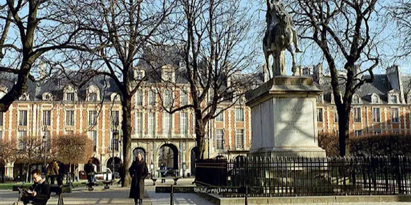 HOME TO MARAIS PLACE DES VOSGES