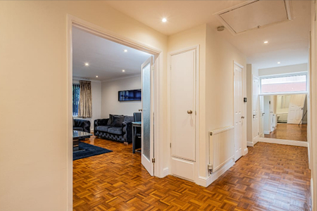 2 Beech Tree Close, Stanmore Apartment