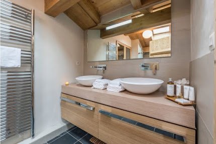 OVERLOOKING THE RELENTLESSLY BREATHTAKING VIEW-LUXURY CHALET IN MORZINE