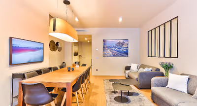 MADELEINE ESCAPE IN HEART OF TEMPLE OF FASHION!