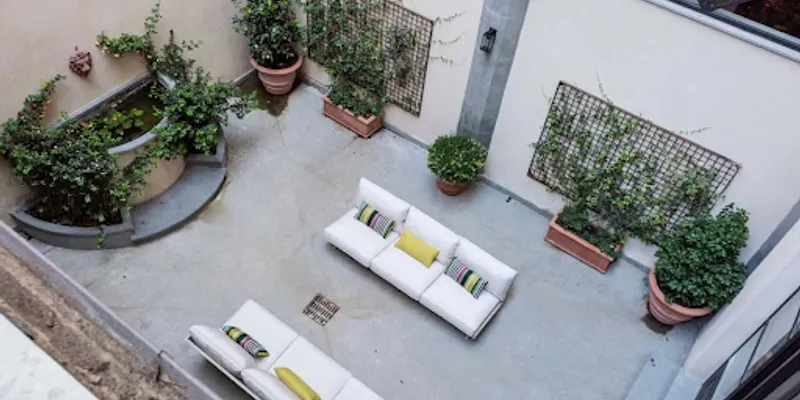 PRIVATE OUTDOOR LOUNGE TO BASK IN THE FLORENTINE SUN
