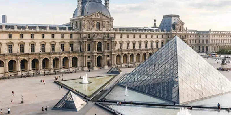 RIGHT ACROSS THE TUILERIES WITH ENCOMPASSING VIEWS
