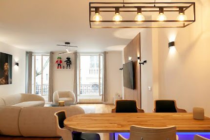 LUXE!!LOCATED NEAR MANY PARISIAN RESTAURANTS, CHIC CAFES WITH BEAUTIFUL TERRACES