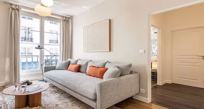 ON BANKS OF SEINE AND MINUTES TO PALAIS ROYAL